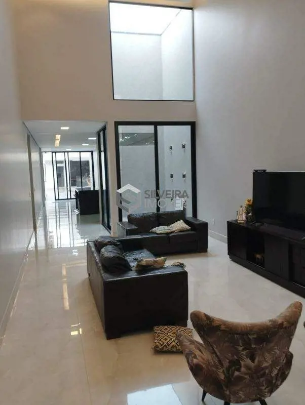 Excelente casa a venda na Rua 12- 04 quartos, sendo 3 suítes, uma delas com clos...