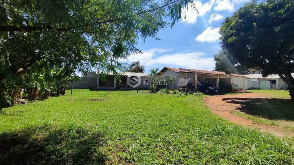 Condomínio Fechado: Lote de 1500m² com 3 Casas Construídas- A propriedade inclui...