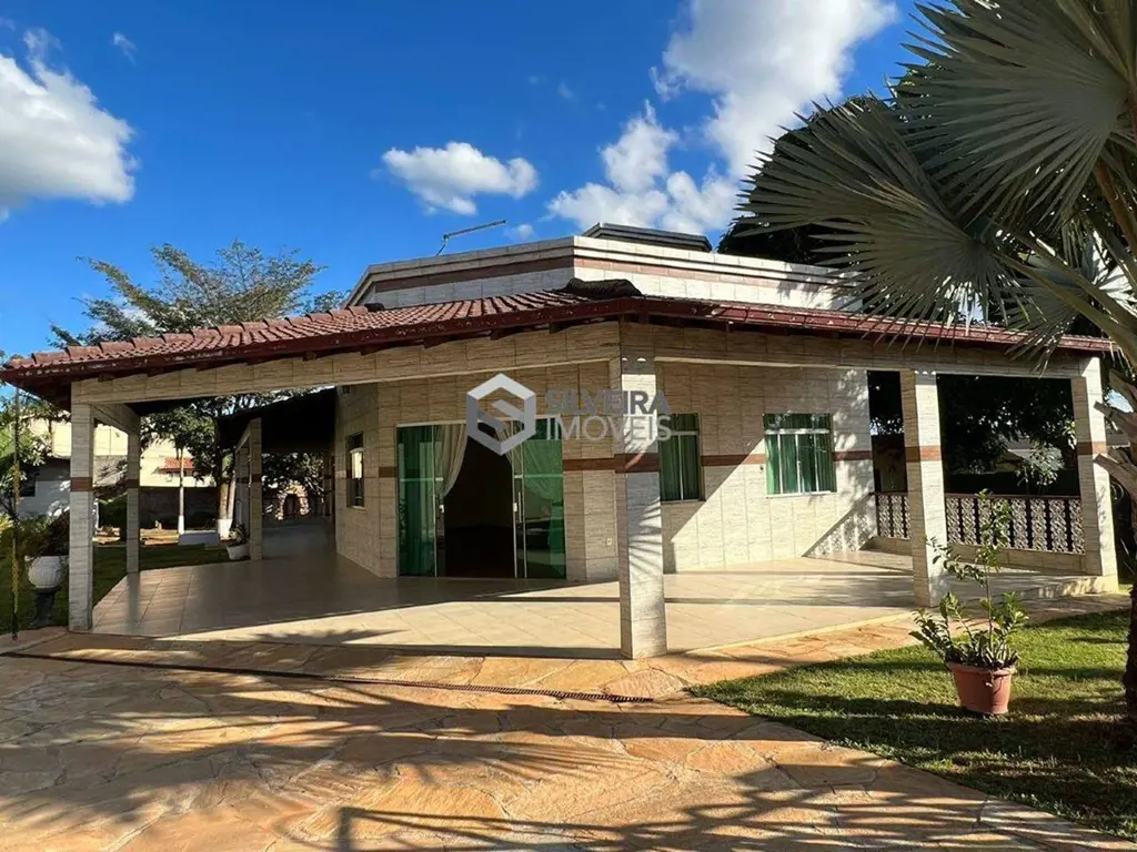 Excelente casa em condomínio fechado- Área construída de 260m² e um espaçoso lot...