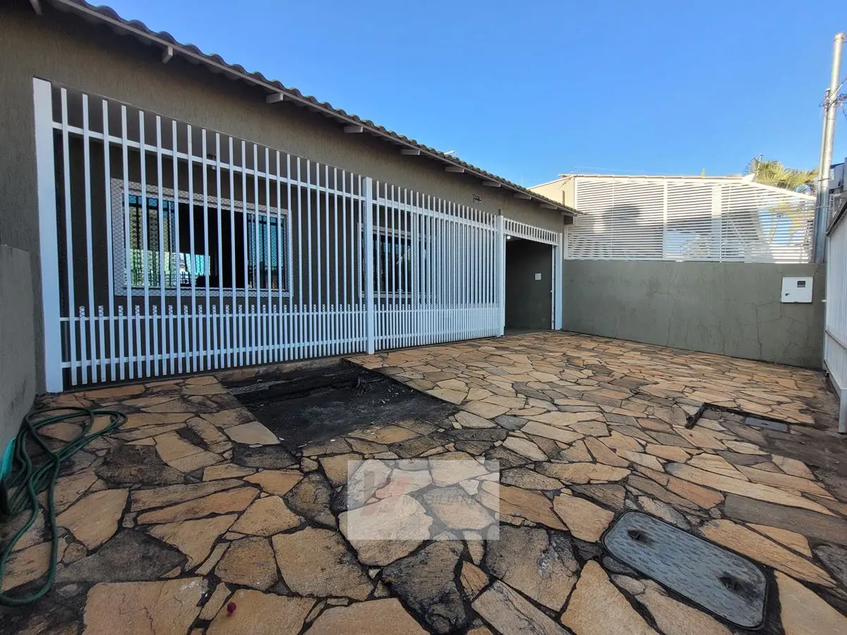 Venha conhecer esta incrível casa com 4 quartos, sendo 1 suíte! Uma das suítes p...