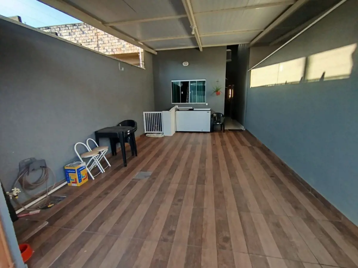 Casa com 2 quartos, sendo 1 suíte, sala 2 ambientes, cozinha, área de serviço, e...