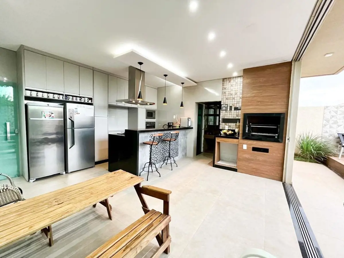 Julisce Alencar Assessoria Imobiliária vende...Casa localizada no Cond. Alto da ...