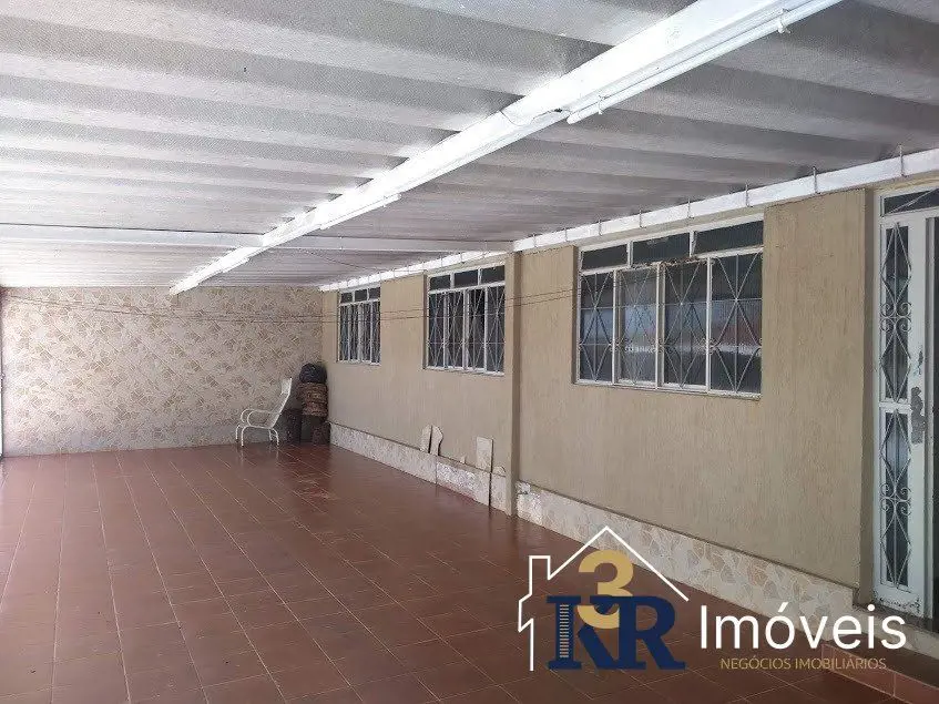 Casa com 3 quartos e 2 banheiros sociais. O imóvel conta com 2 vagas de garagem ...