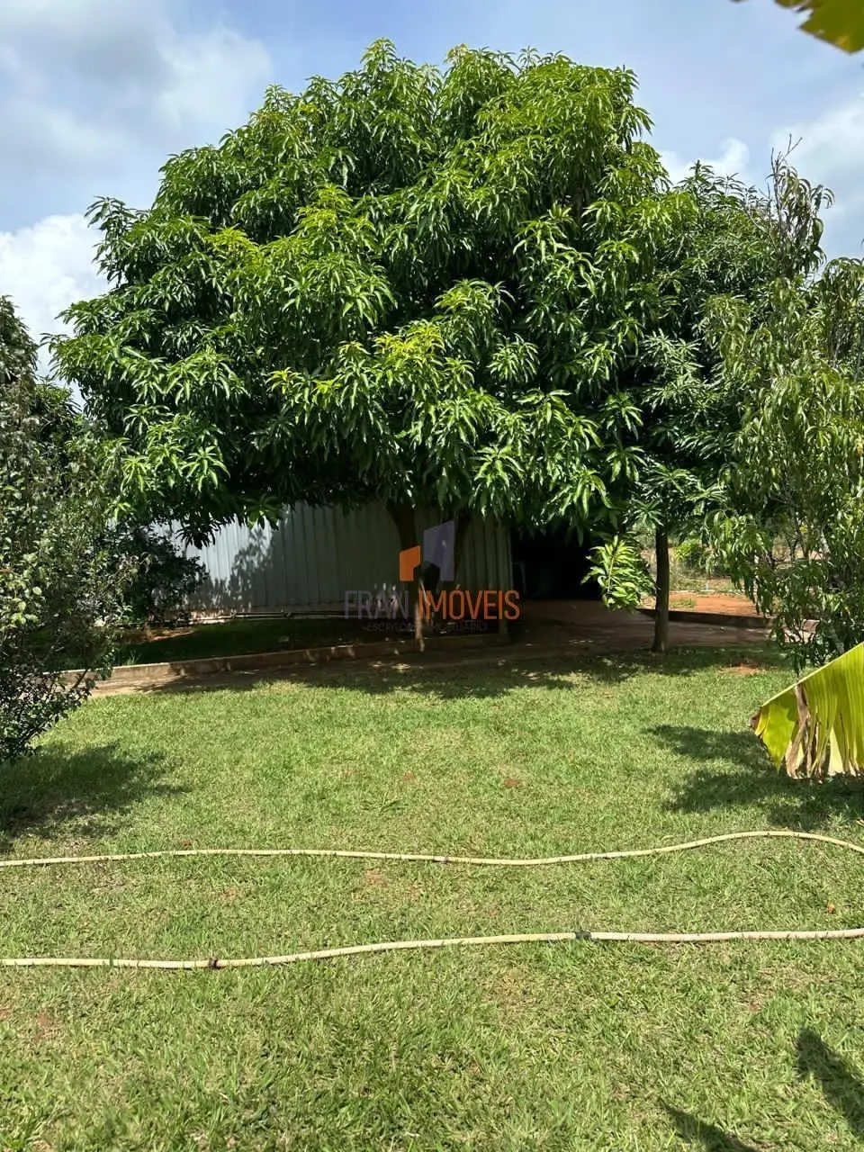 OPORTUNIDADE!Vendo duas chácaras com 2 hectares com :- Área de lazer com dois ba...