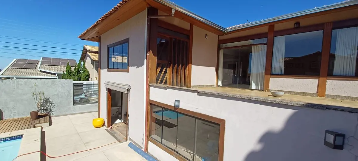 Alugo. Excelente Casa no Jardim Botânico V.Sala ampla para 4 ambientes e lareira...