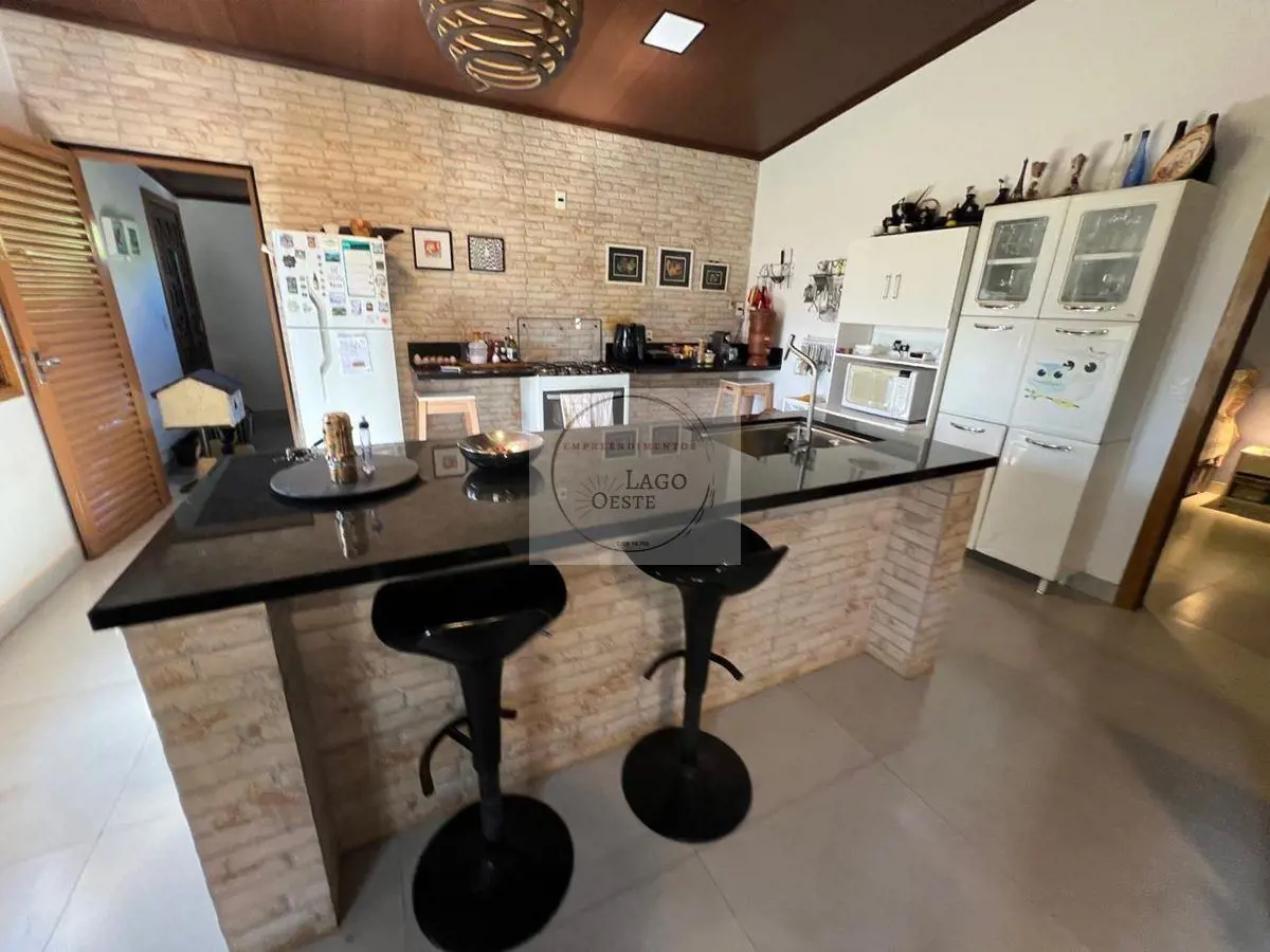 CHÁCARA COM VISTA PARA O VALEChácara em terreno de 2ha (20.000 m2), no Lago Oest...