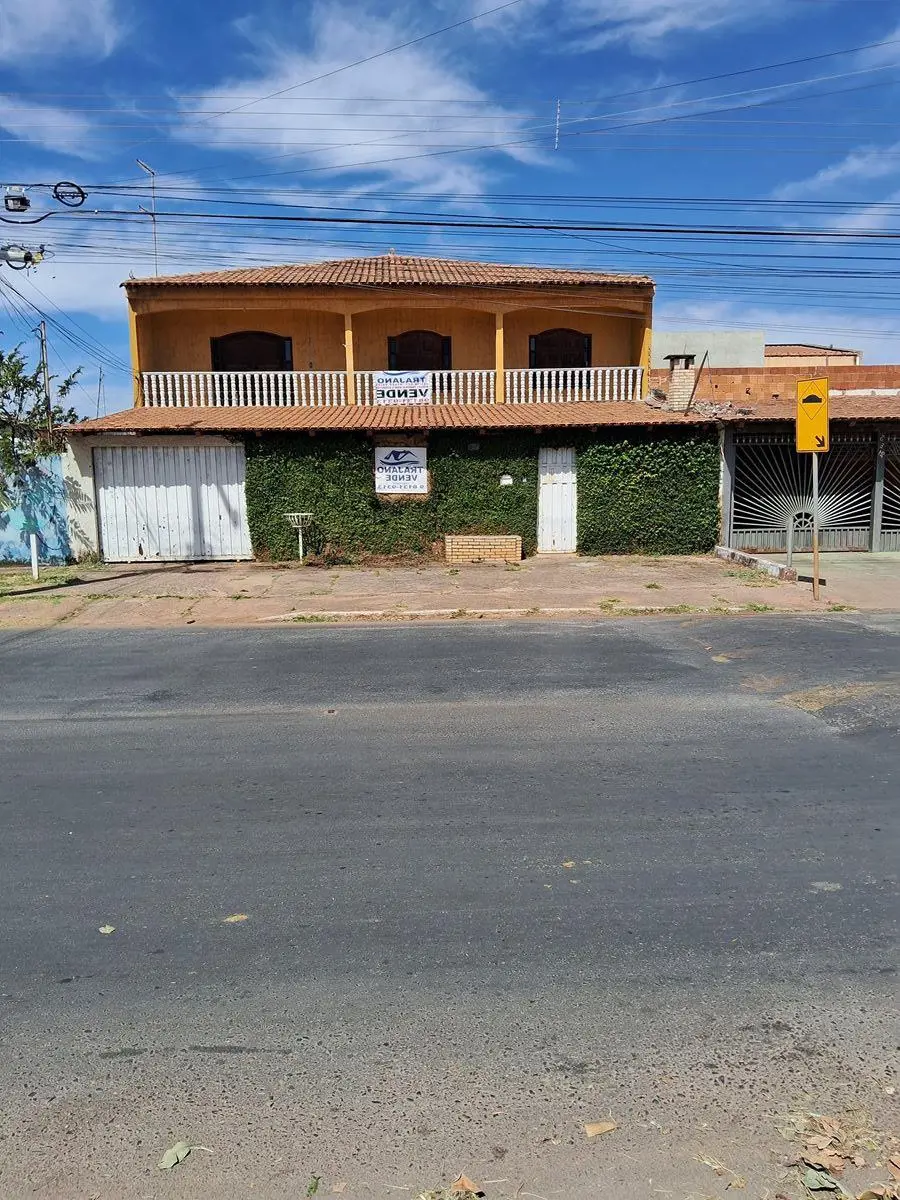 TRAJANO VENDE: SOBRADO NA QUADRA 03 SETOR SUL, RUA PRINCIPAL, COM 04 QUARTOS, 02...