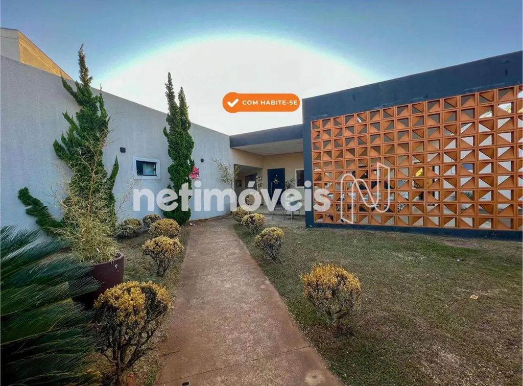 Descubra o conforto nesta lindíssima casa de 3 quartos, sendo 2 suítes. 5 banhei...