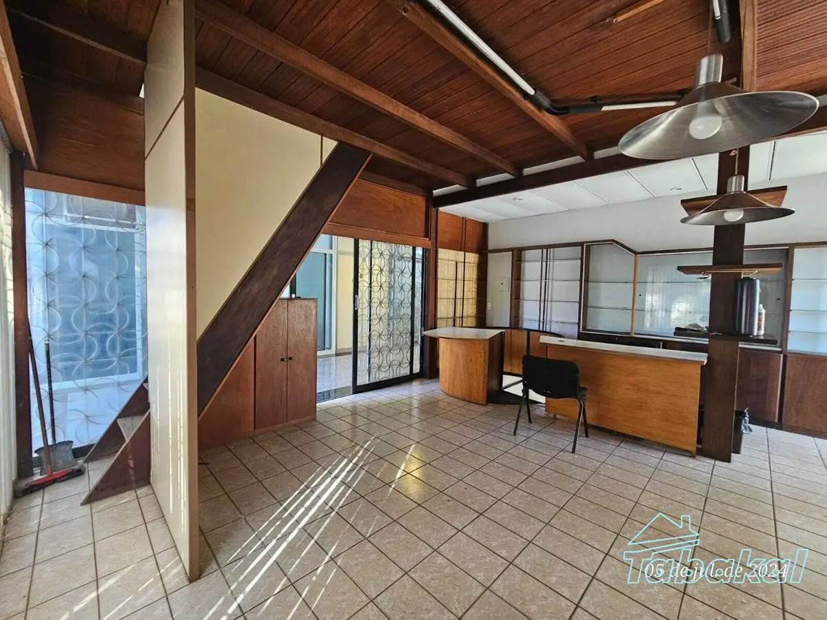 Loja de canto com três níveis: Térreo, Subsolo e Mezanino. O mezanino possui 22,...