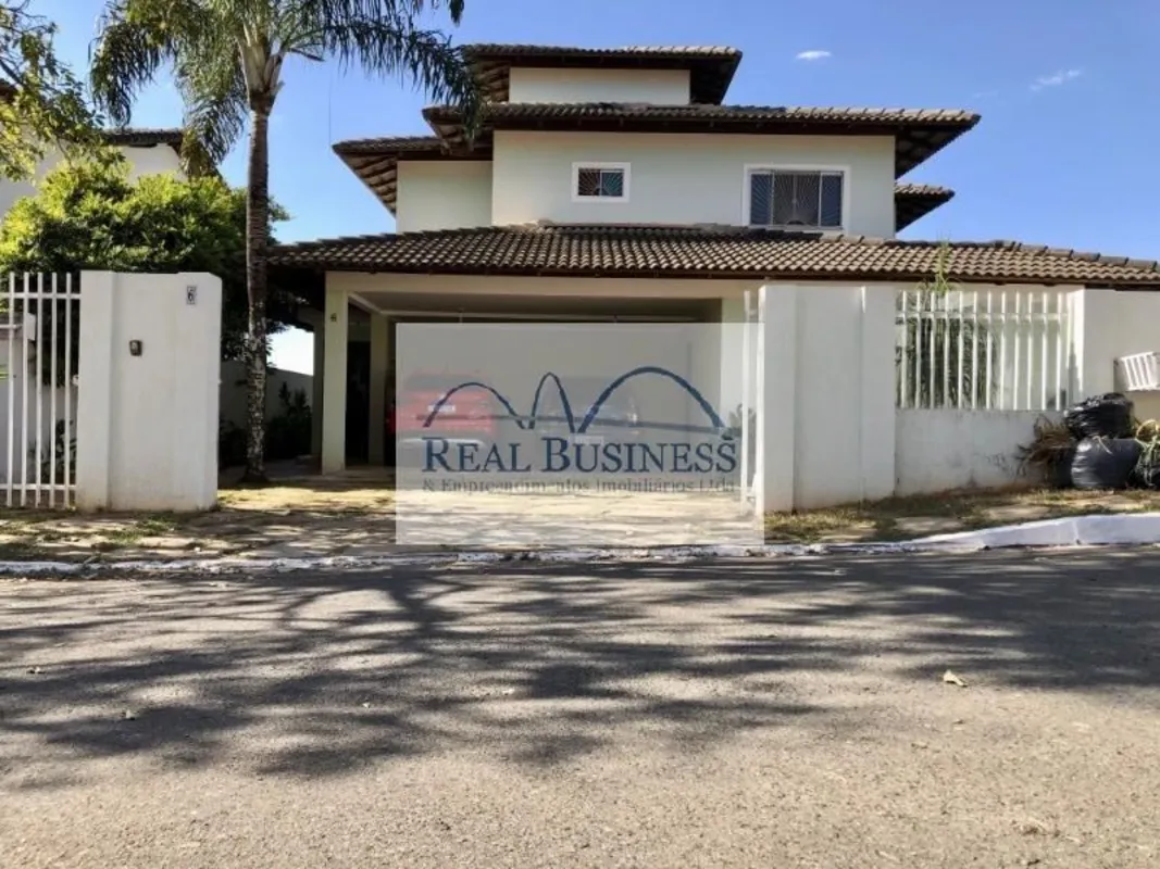 Venha conhecer essa incrível casa de 4 quartos, sendo 3 suítes, localizada em um...