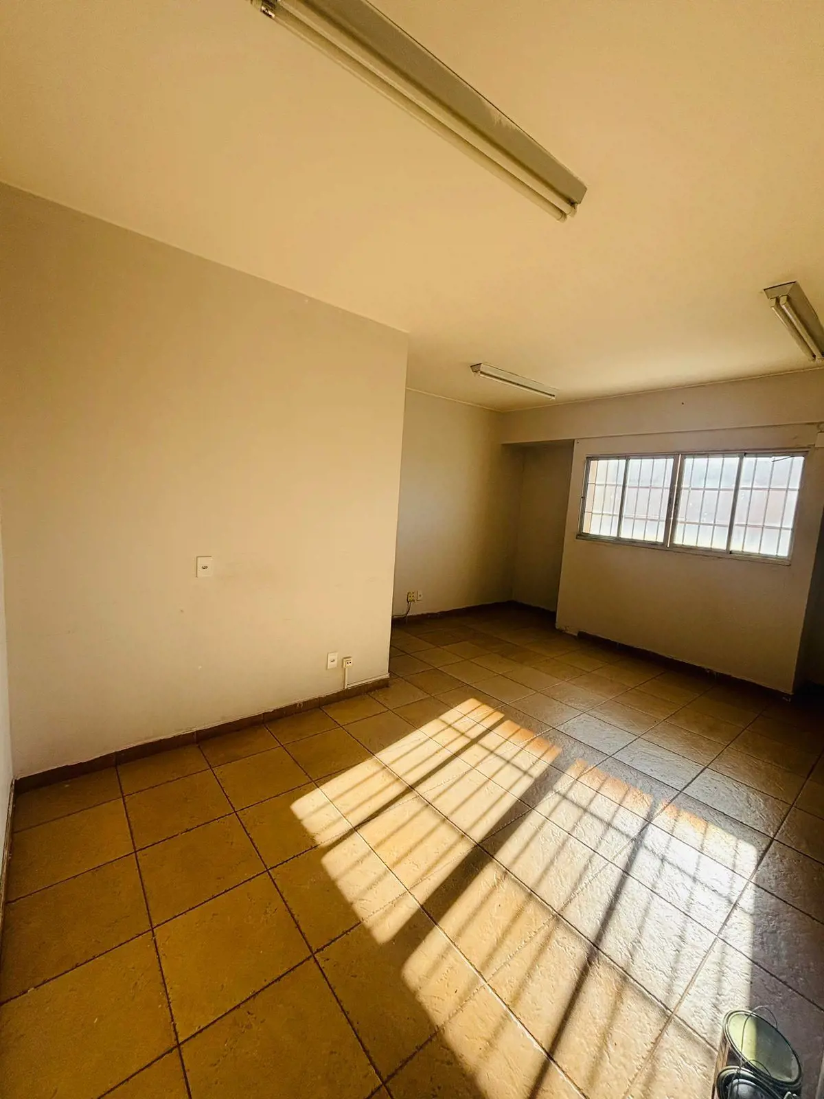 Loja disponível para compra, dispõe de 30m², situado no Edifico Scia Center I, n...