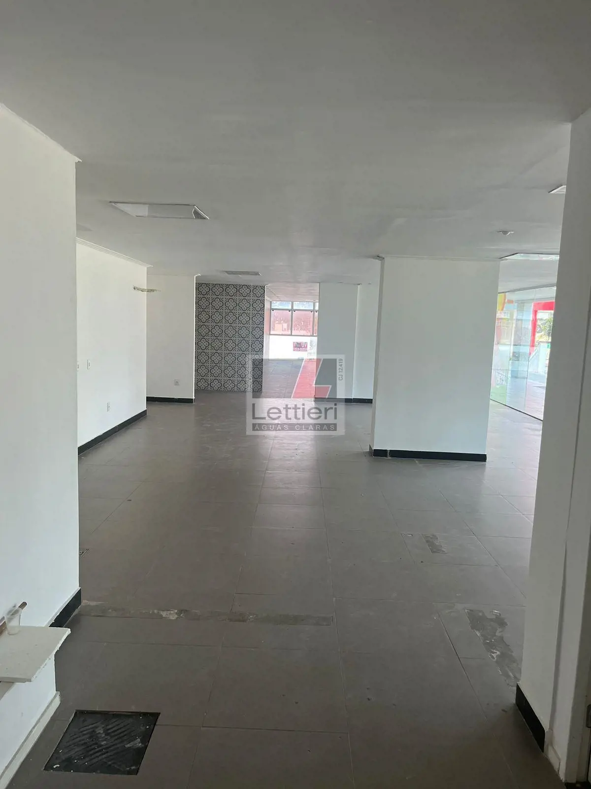 Lettieri vende excelente loja de frente para estação.Não perca a chance de aluga...