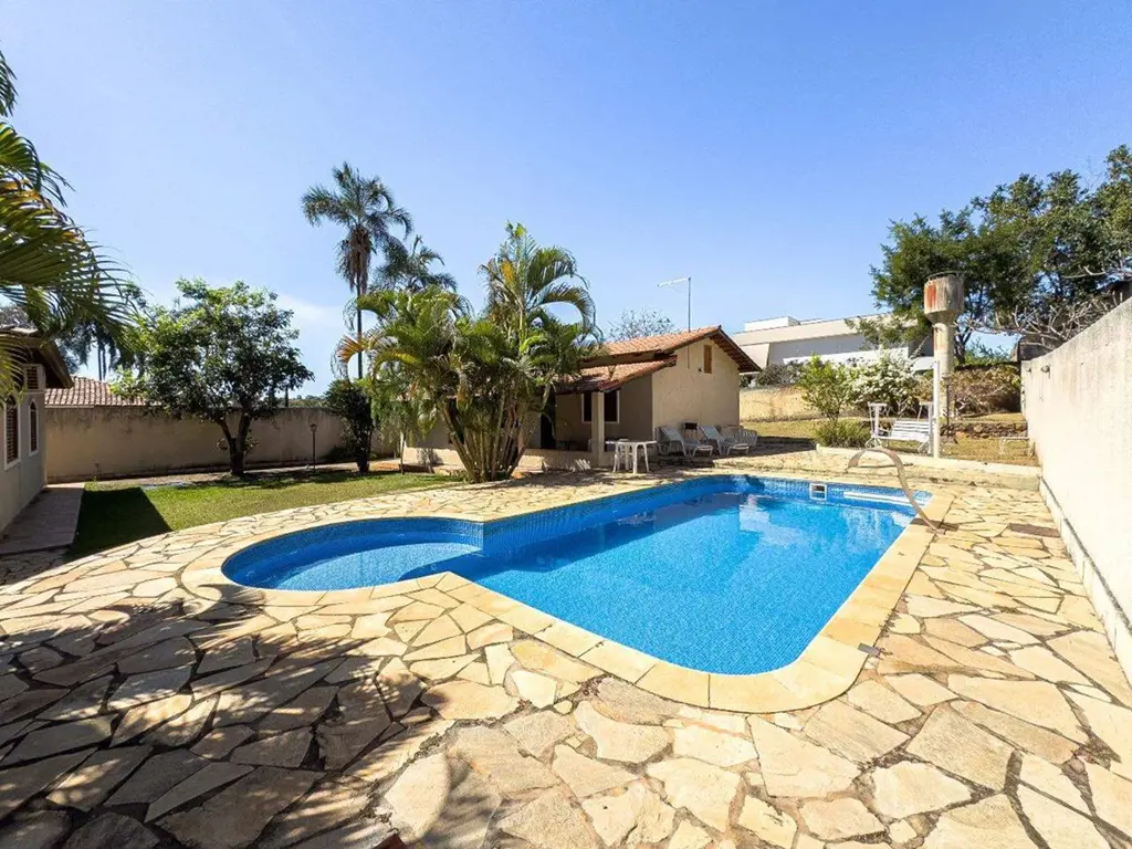 Casa Térrea à Venda em Amplo Terreno de 1267m² com Casa de Hóspedes no Condomíni...