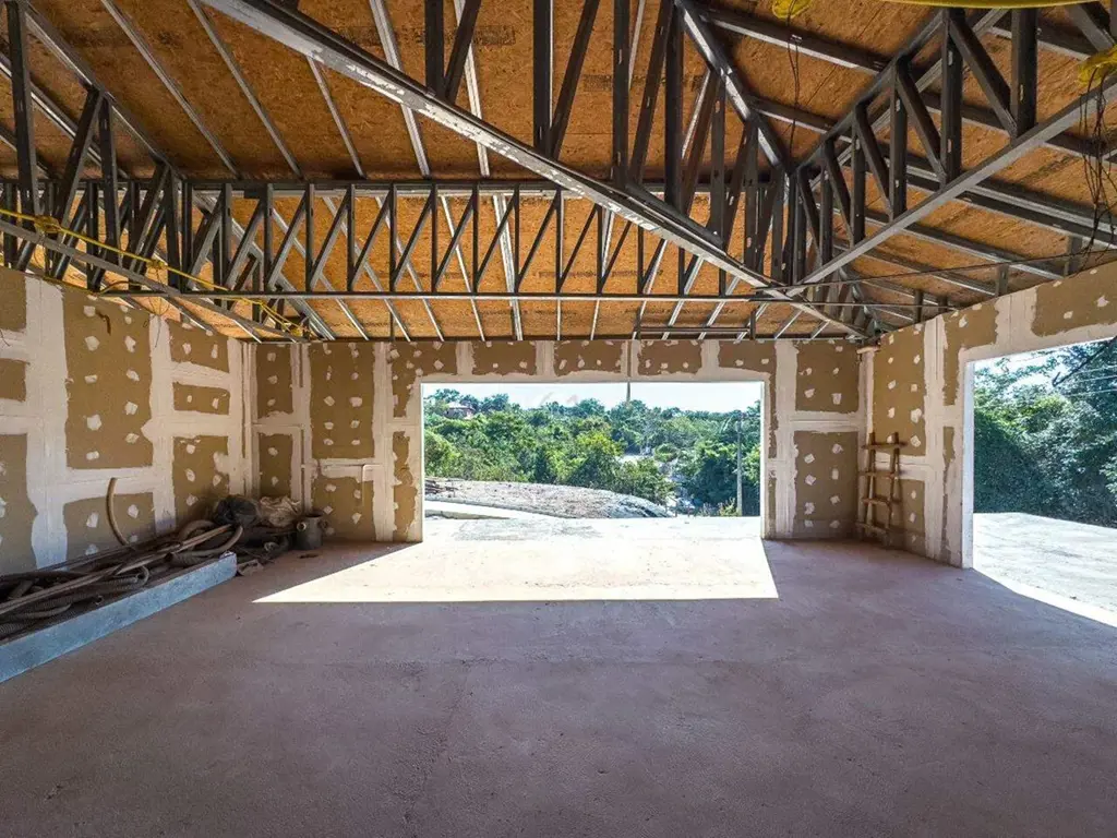 Esta casa térrea, em fase de acabamentos, oferece:- 4 Suítes- Ampla Sala para 3 ...