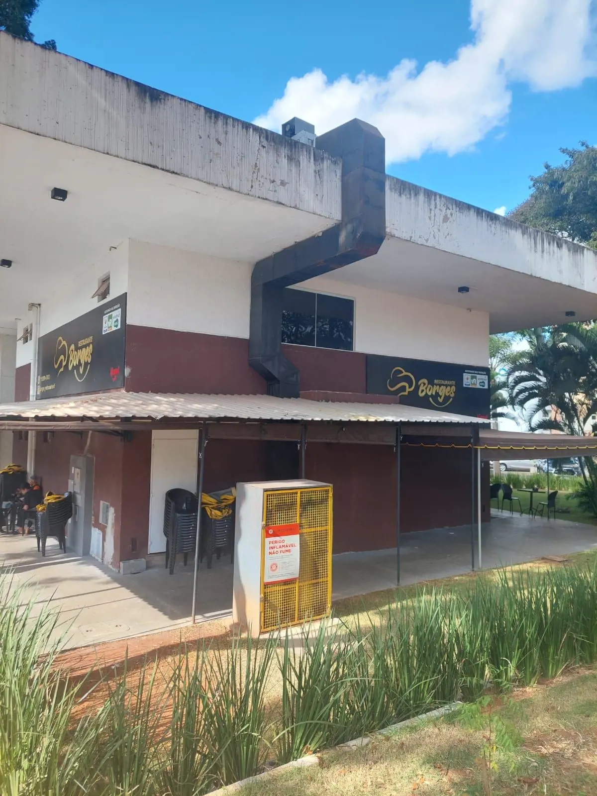 Este imponente prédio comercial inteiro oferece uma combinação perfeita de local...