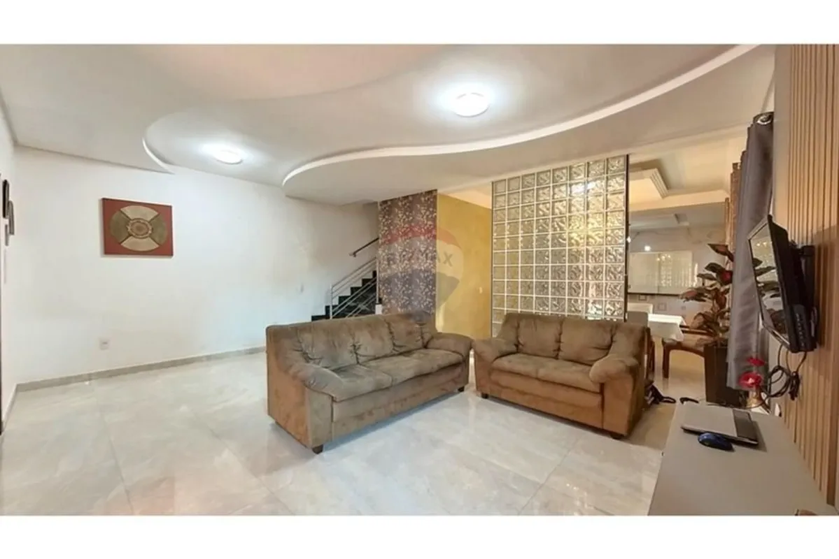 "Casa em condomínio e aconchegante com 3 quartos, sendo 1 suíte, 2 banheiros, sa...