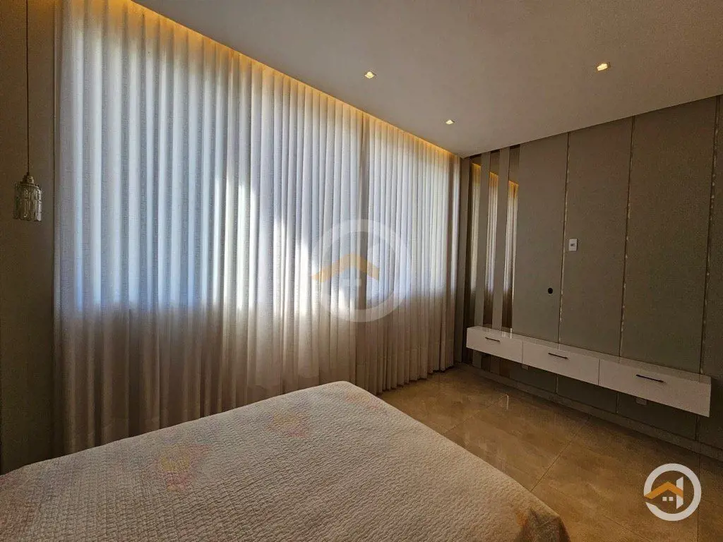 Lindo Sobrado com 4 Quartos, Sendo 3 Suítes, Completo em Armários, 2 Com Ar Cond...