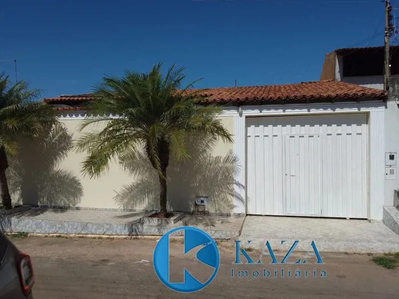 Casa com dois pavimentos, com 4 quartos, sendo 02 suítes, 02 banheiros sociais, ...