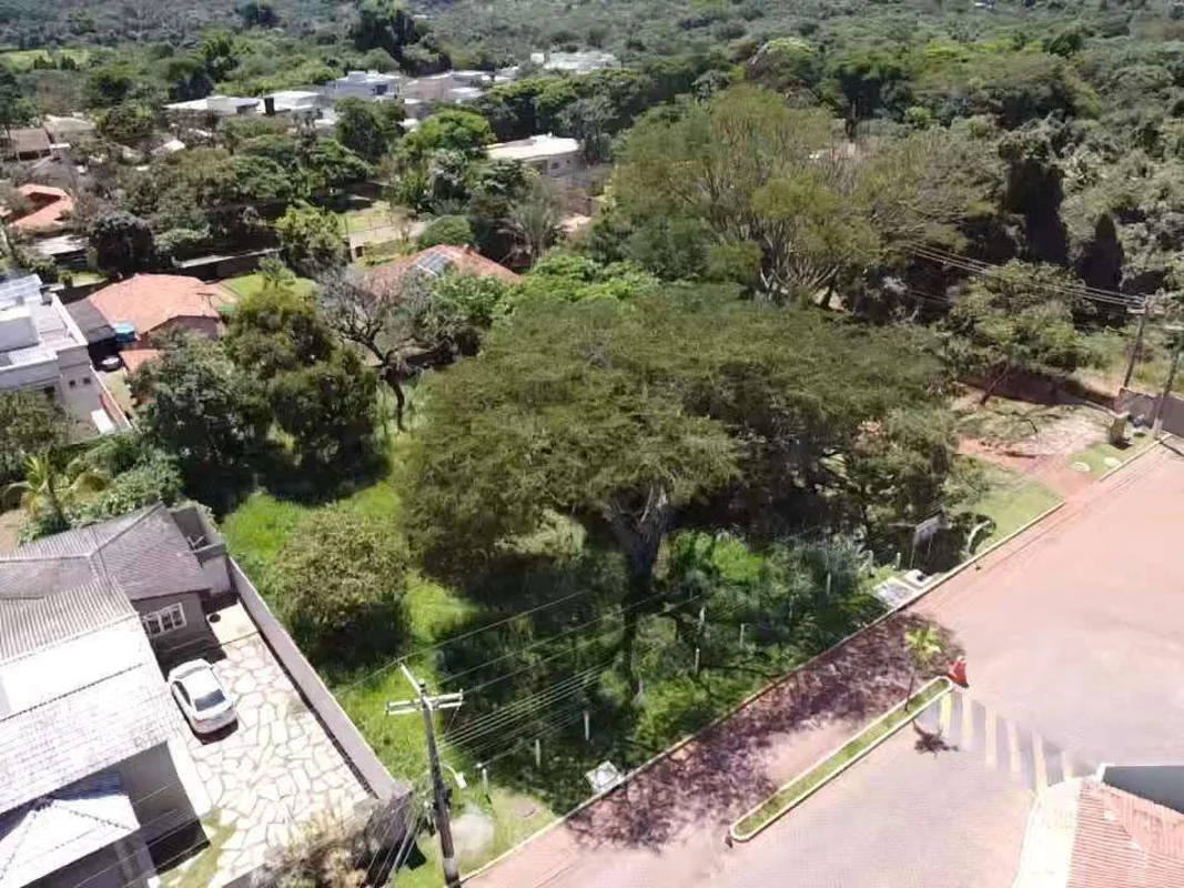 Lote praticamente plano com 987,32m2 de área privativa localizando próximo a por...