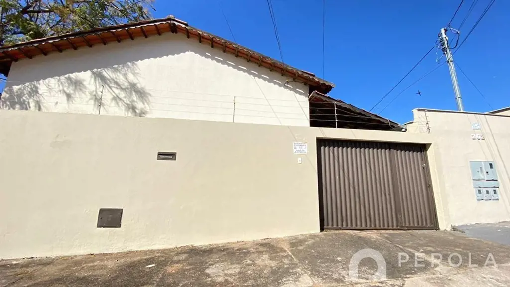 Casa com dois quartos, sala ampla para dois ambientes, cozinha, banheiro social ...