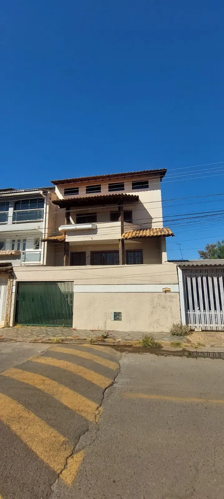 Descrição:Excelente Sobrado na Quadra 21 do Setor Leste do Gama, com 03 dormitór...