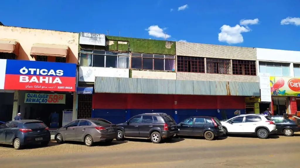 Loja térrea com mezanino e subsolo. vazadadesocupadafrente para a avenida princi...