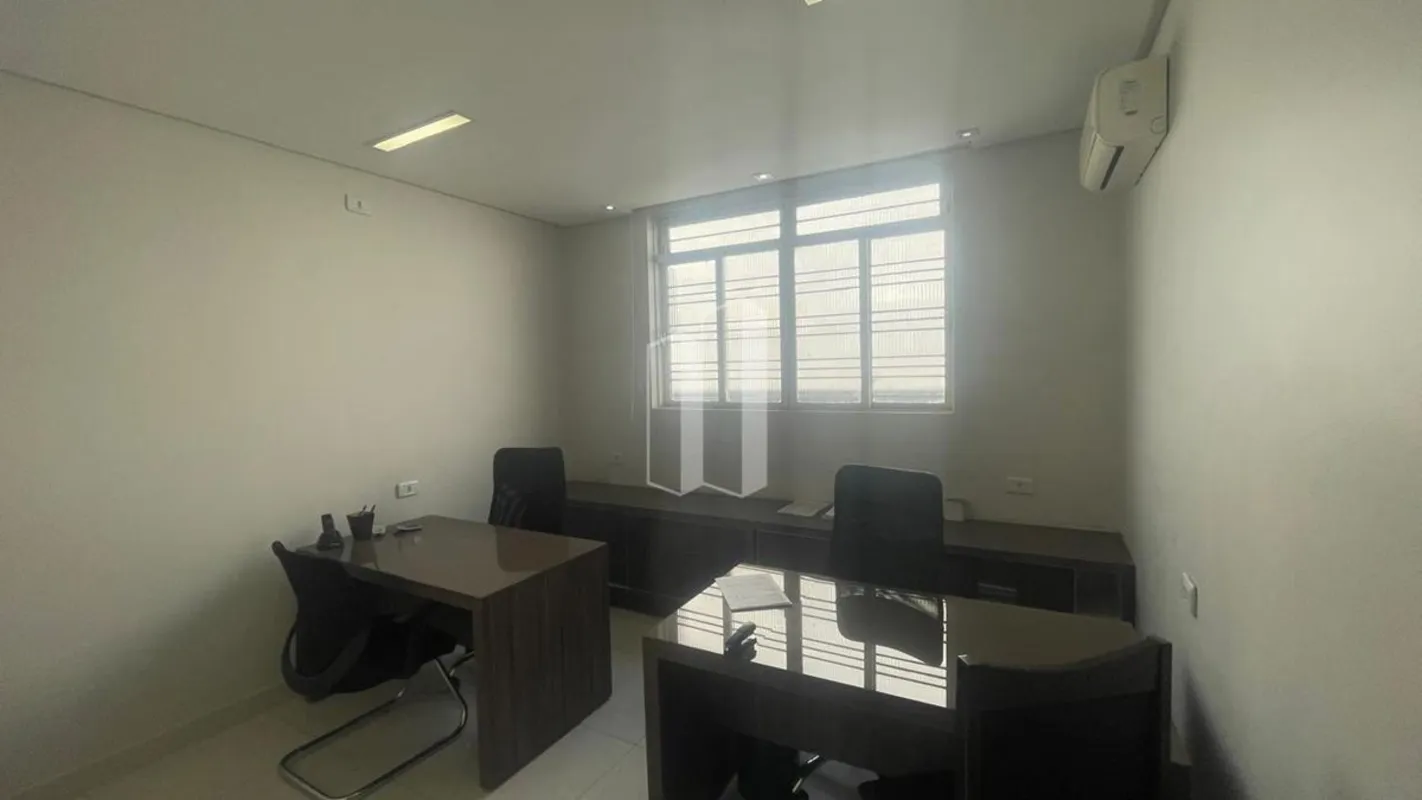 Casa transformada para escritorio com quatro escritorios individual sendo um com...