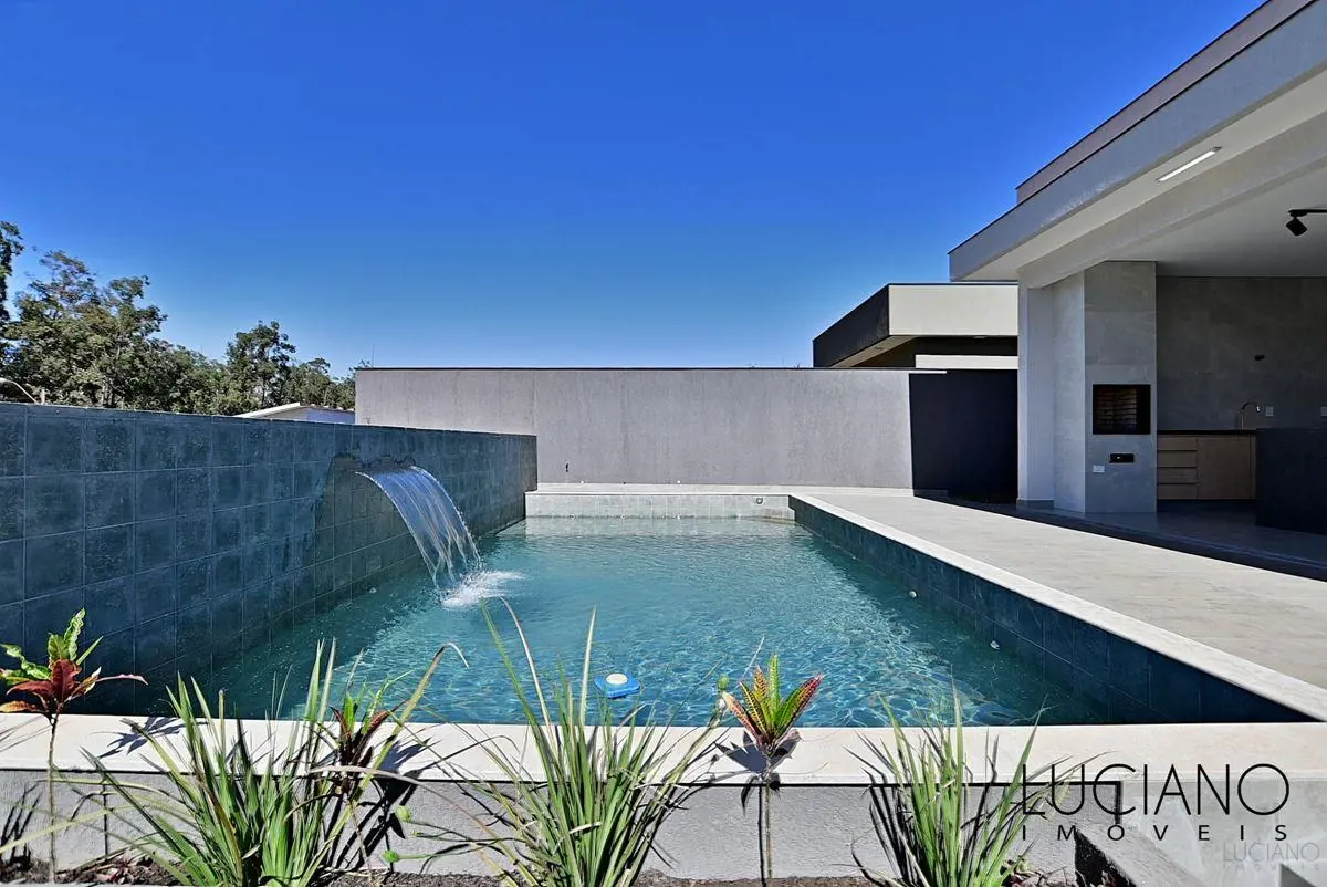 - Casa nova e moderna em ótima quadra, conjunto pavimentado.- Três suites, com c...