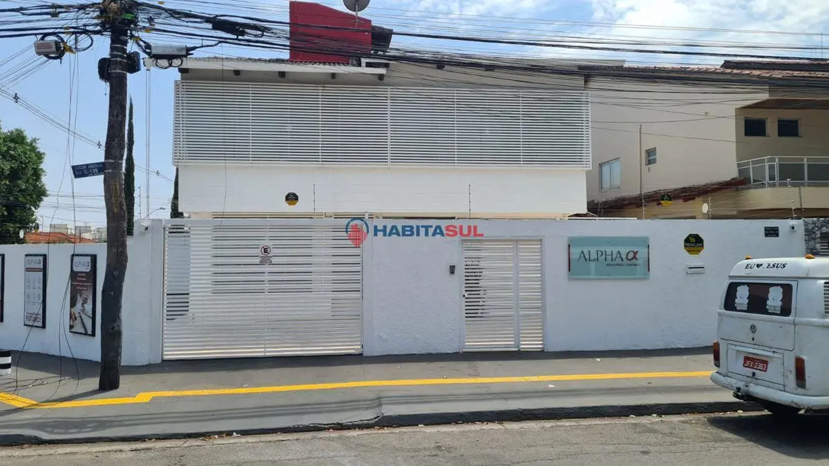 Parte superior: 04 quartos sendo 02 suítes, todos com armário; 01 banheiro socia...