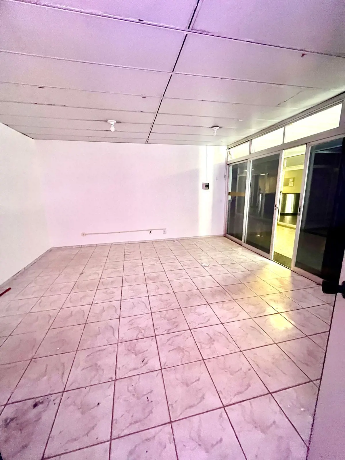 ALUGO LOJA NO SEPN 509, ED ISIS, VIRADA PARA W2, NASCENTE,TERREA COM SUBSOLO, MA...