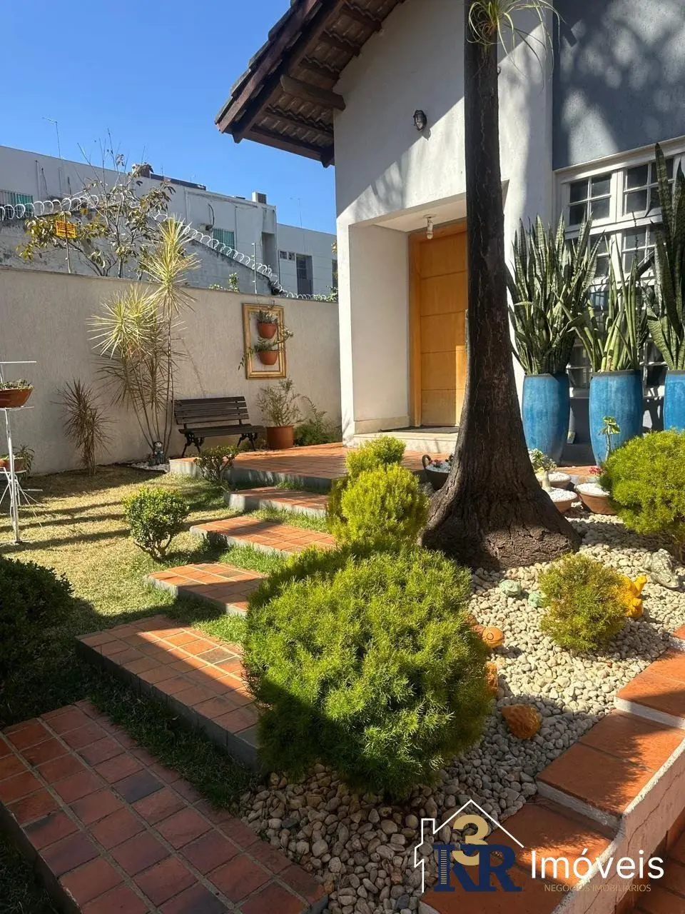 Sobrado com 5 suites plenas, 03 salas uma com pé direito alto, Área gourmet com ...