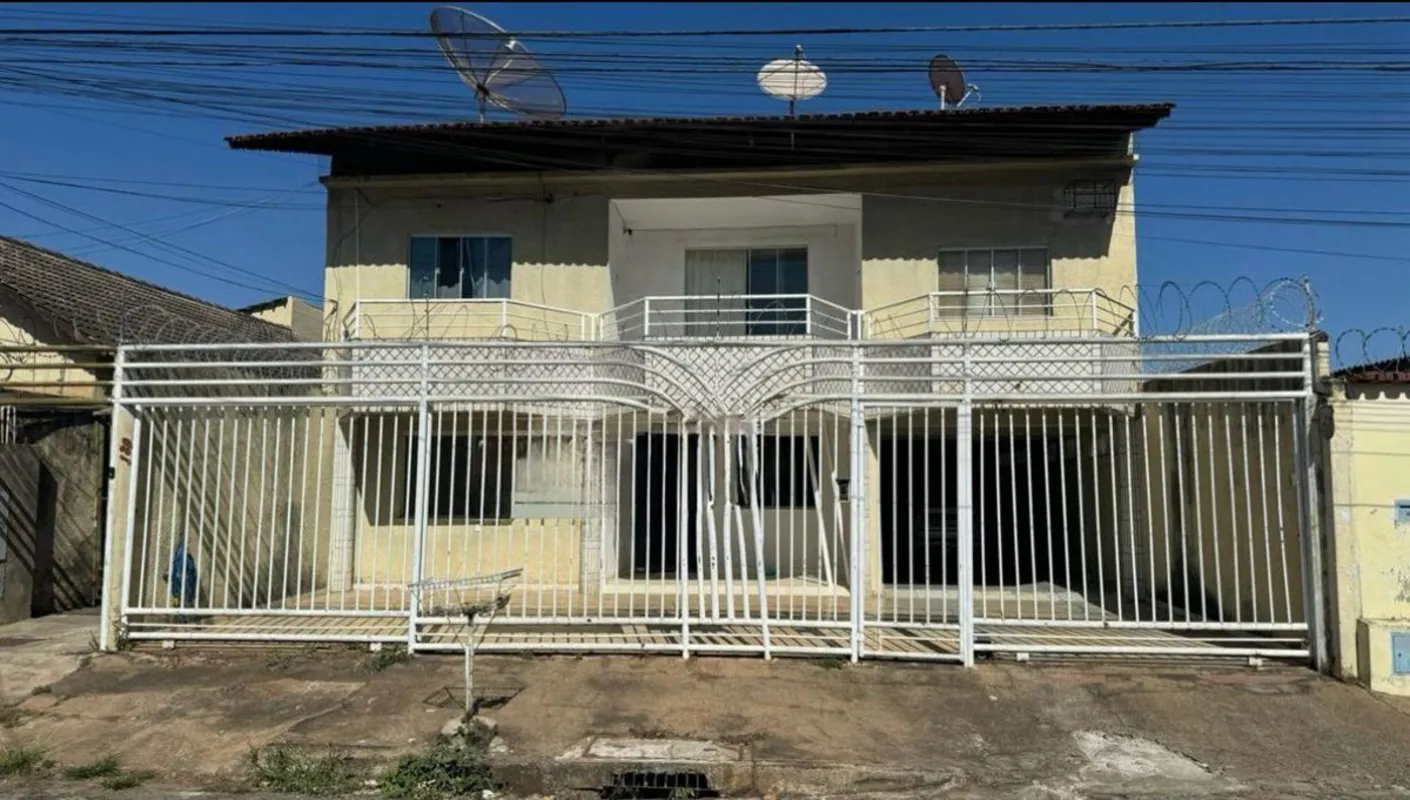 Vende-se Sobrado, no Setor Coimbra, Térreo 03 quartos, 01 sala, hall da escada (...