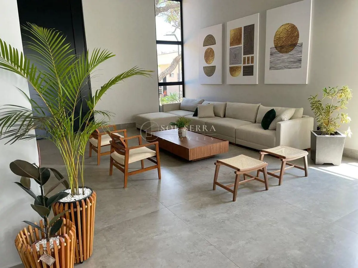 A propriedade oferece uma área construída de 380 m² em um terreno de 530 m², pro...