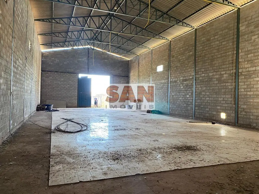 Com lote de 800m², Galpão de 480m² localizado na ADE quadra 3 no setor de Galpõe...