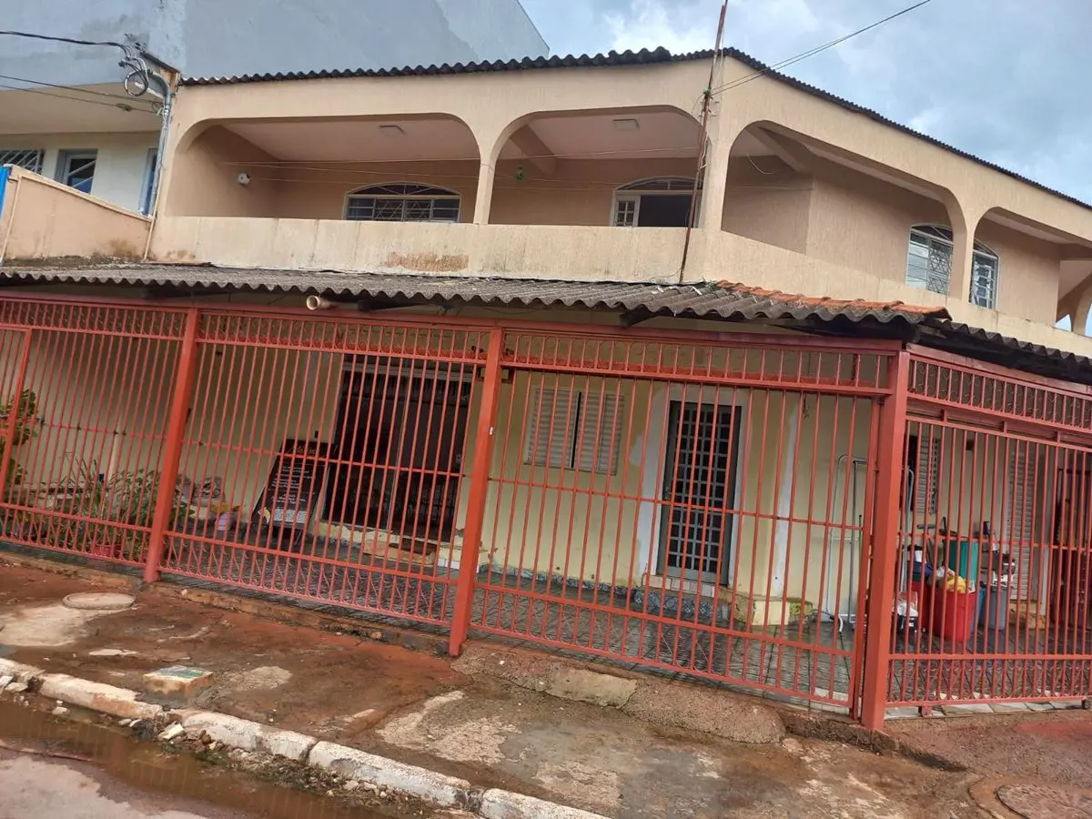 Vendo excelente sobrado em samambaia sul QR318A casa Principal:Sendo 3 quartos 1...