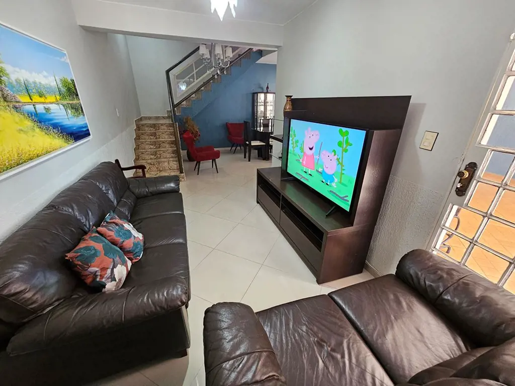 Excelente casa de 03 pavimentos na QS10 do ArealParte inferior composta por: Sal...