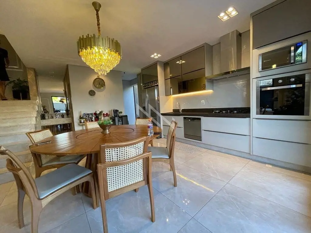 Apresentamos um sobrado deslumbrante próximo à T63, com 3 quartos, sendo 1 suíte...