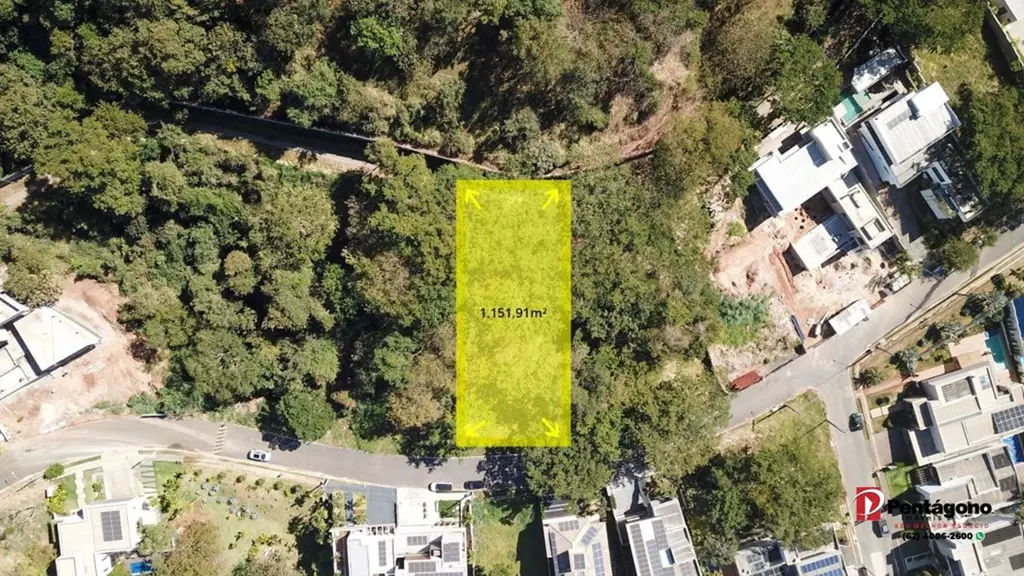 Apresentamos um lote espetacular localizado na parte mais alta do renomado Condo...