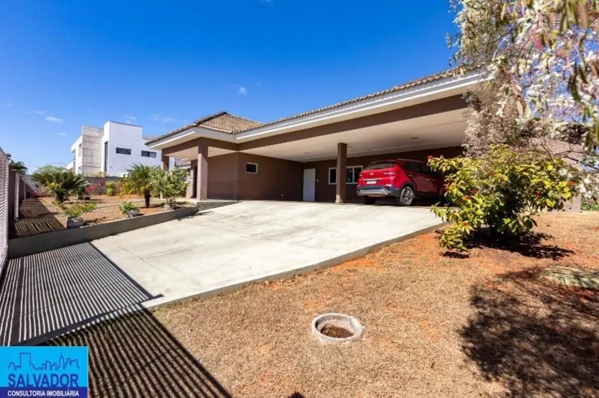 SALVADOR IMÓVEIS vende: Linda casa térrea no Park Way . Excelente localização !V...