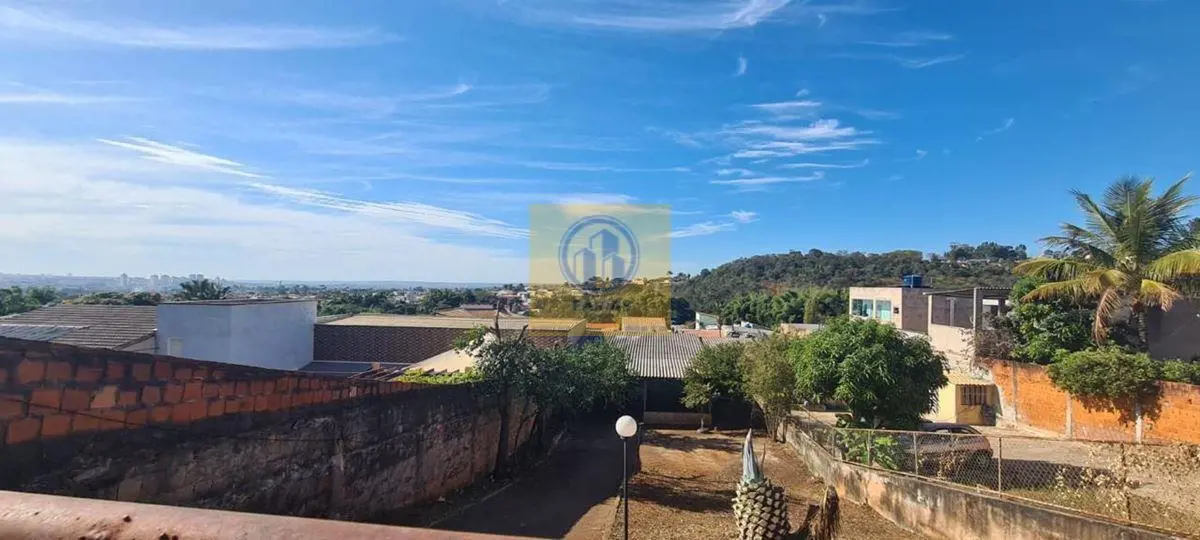 São 400m² de área, dentro de condomínio todo formado e consolidado, possui uma i...