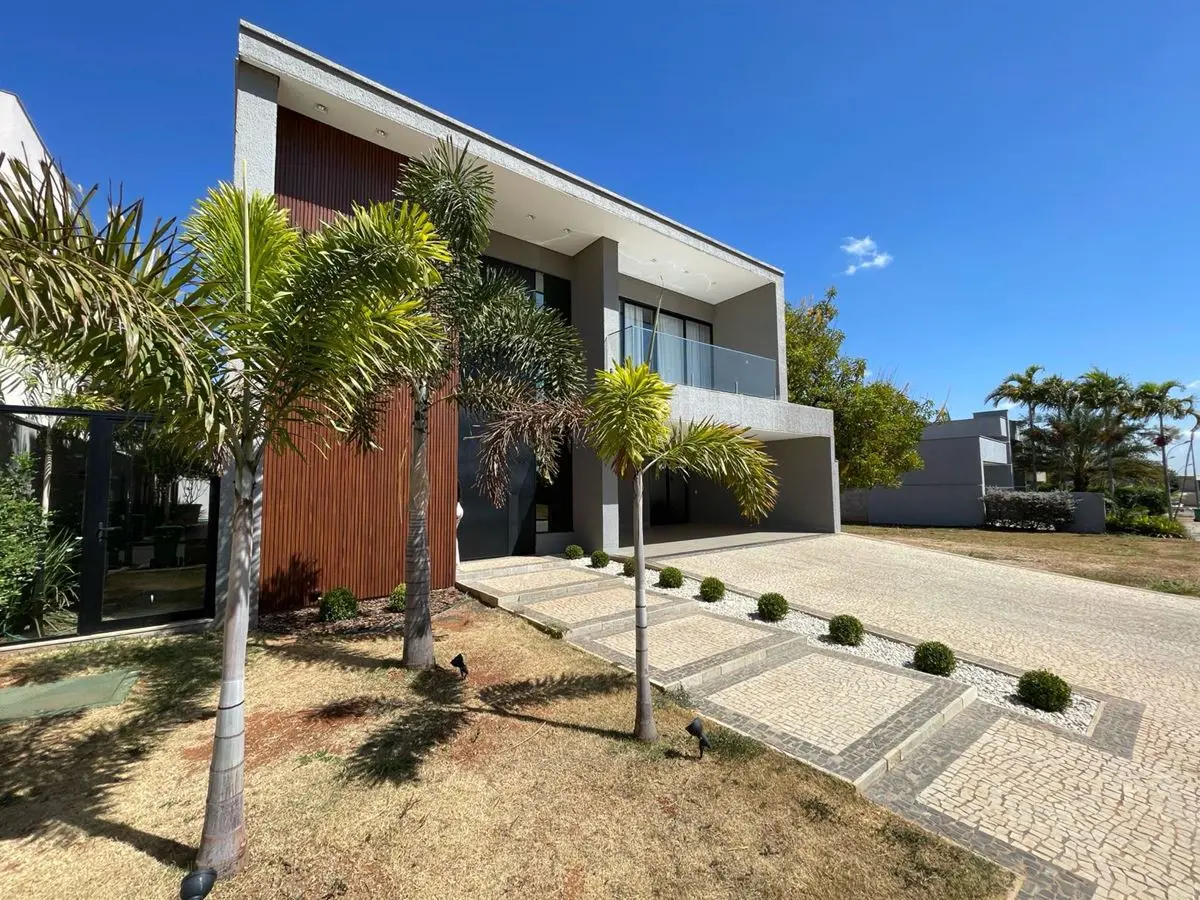 Amplo e belo sobrado com fachada moderna em ripado amadeirado em alumínio e port...