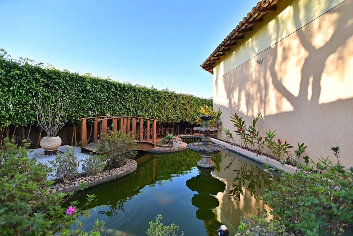 Descubra uma residência impressionante na SMPW Quadra 13, no Park Way, Brasília....