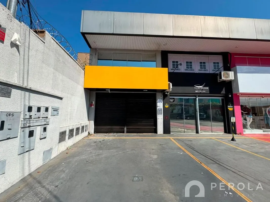 Sala comercial 90 m² com amplo salão, mezanino com duas salas, e um banheiro. Es...