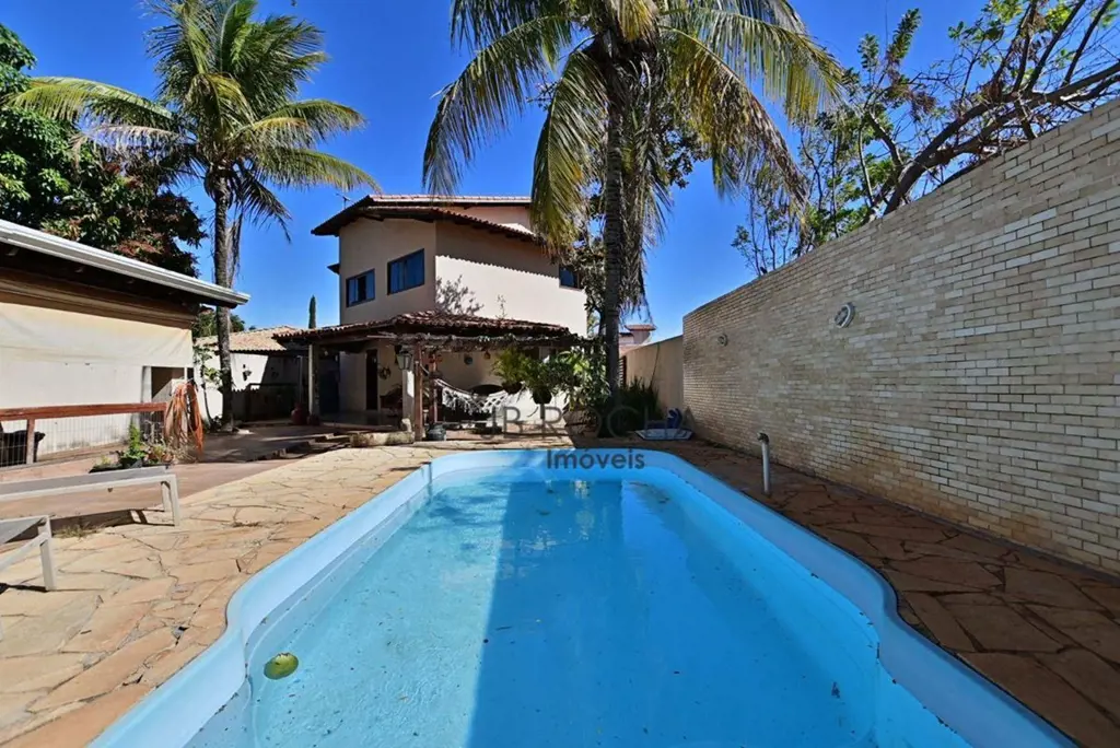 JB ROCHA IMOVEIS VENDE COM EXCLUSIVIDADE Casa com 2 pavimentos no Condomínio Qui...