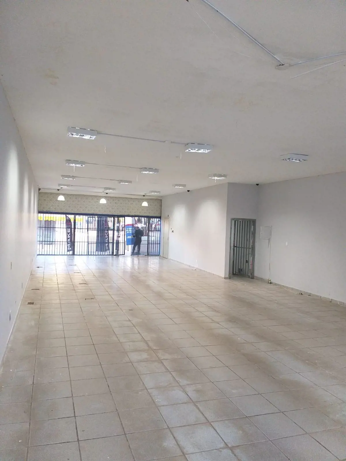 EXCELENTE LOJA: loja térrea com dois banheiros e subsolo com mais dois banheiros...