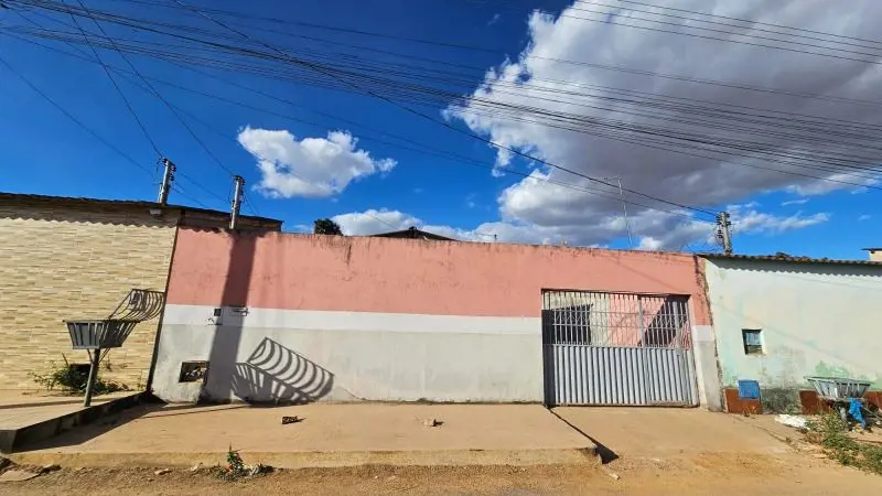 Imóvel com alguns reparos a fazer e acabamentos inconclusos.São 300 metros quadr...