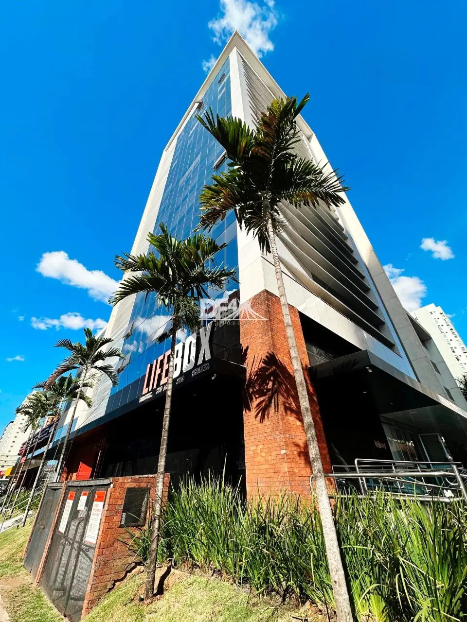 Adentre no cenário do luxo e da exclusividade com esta loja comercial única e so...