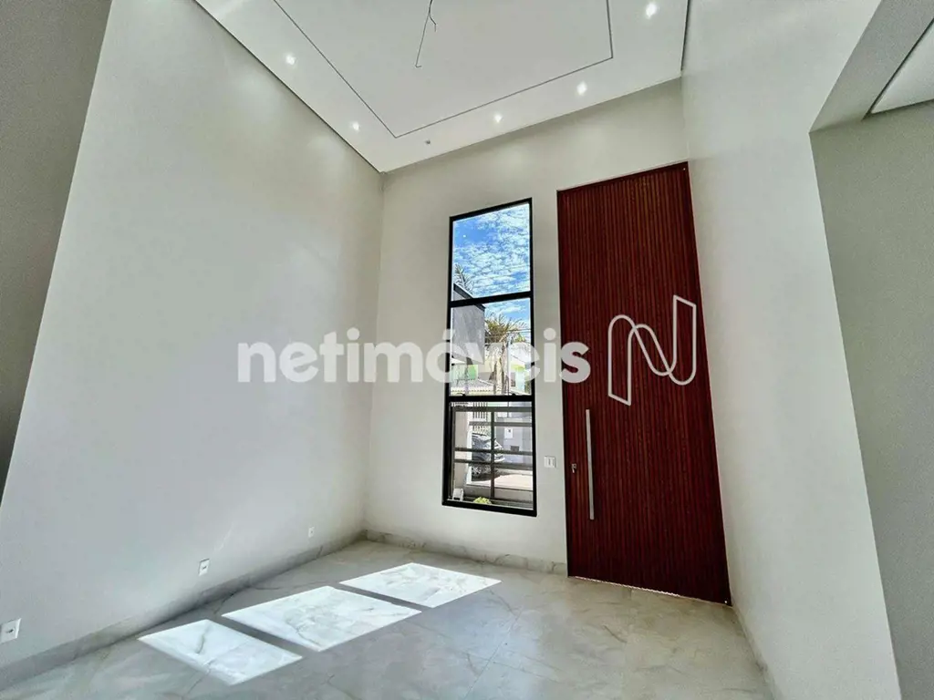 Casa nova com acabamento impecável, com 200m² e o total do lote 342m². Sala de e...