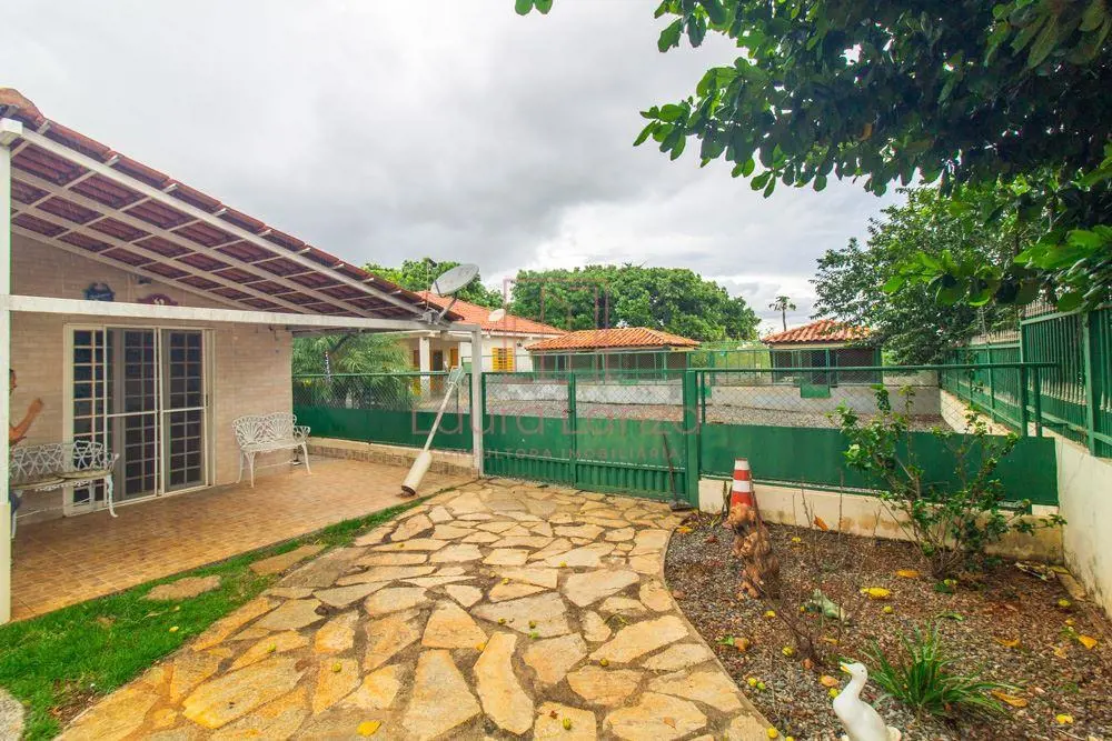 Uma área escriturada, registrada e central. No final da Asa Sul, ao lado da esta...