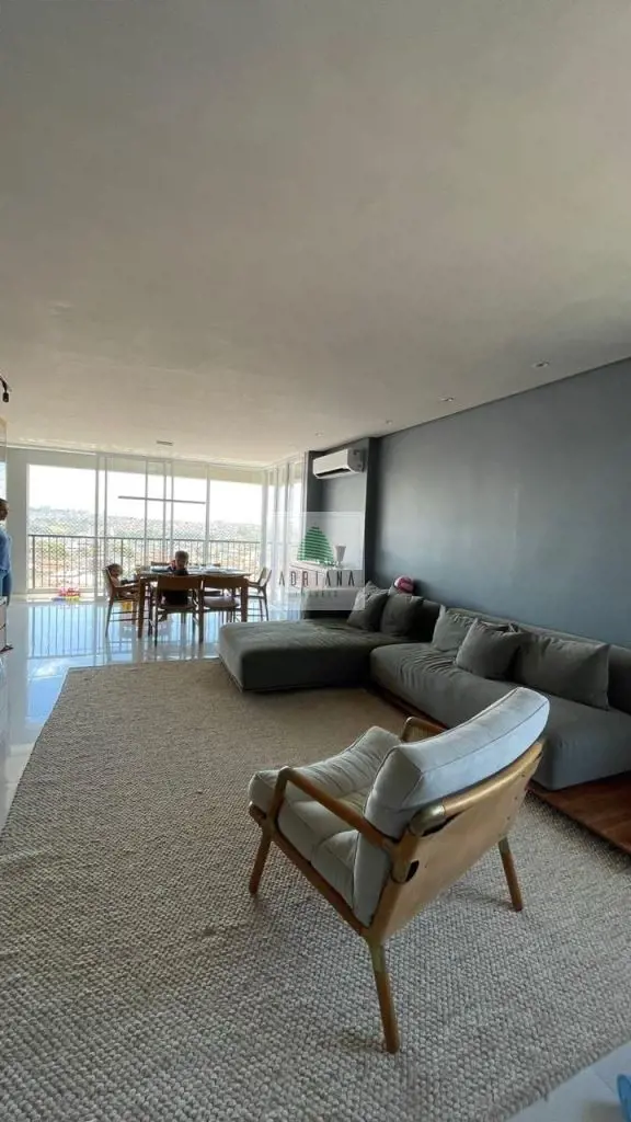 3 suítes , sala ampla 2 ambiente , varanda em todo sala, cozinha, área de serviç...